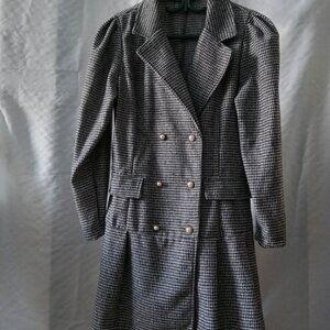 Beautiful houndstooth coat with a skirt at the back, double row of buttons...